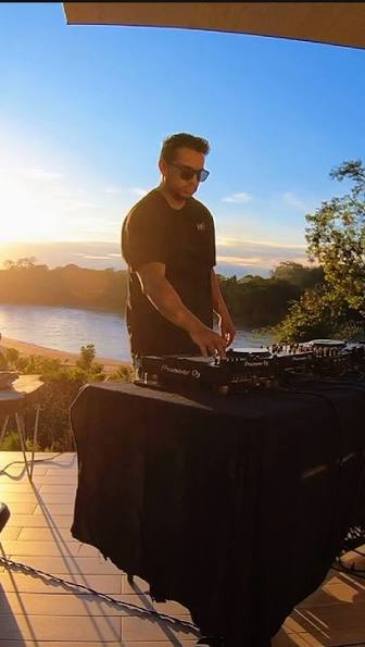 Juan Pablo Lathrell DJ ecuatoriano